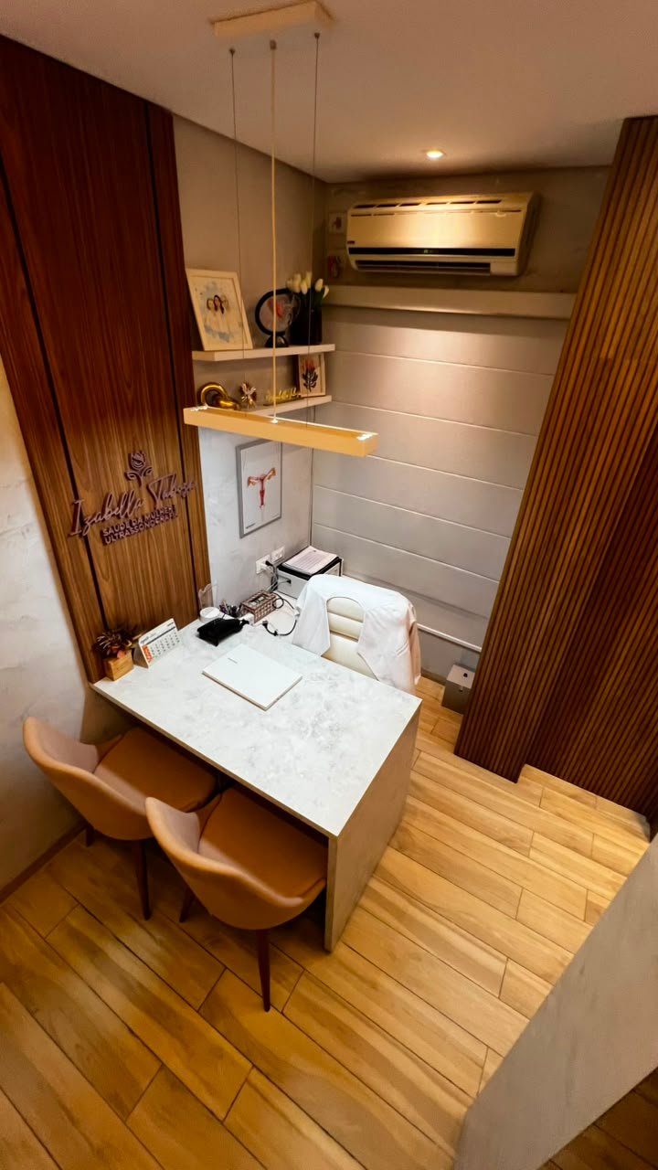Sala de recepção acolhedora e climatizada do consultório da Dra. Izabella
