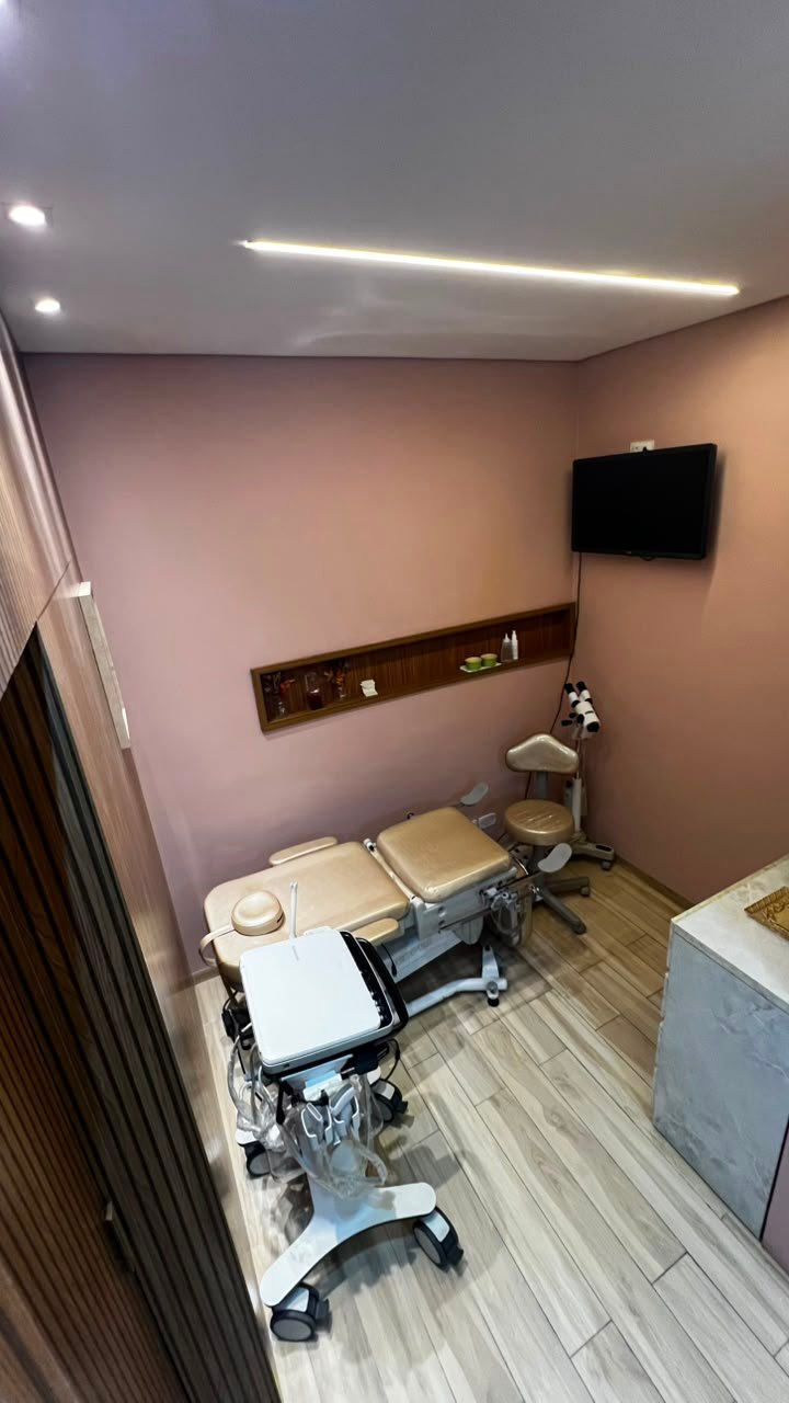 Detalhes do ambiente humanizado e aconchegante do consultório